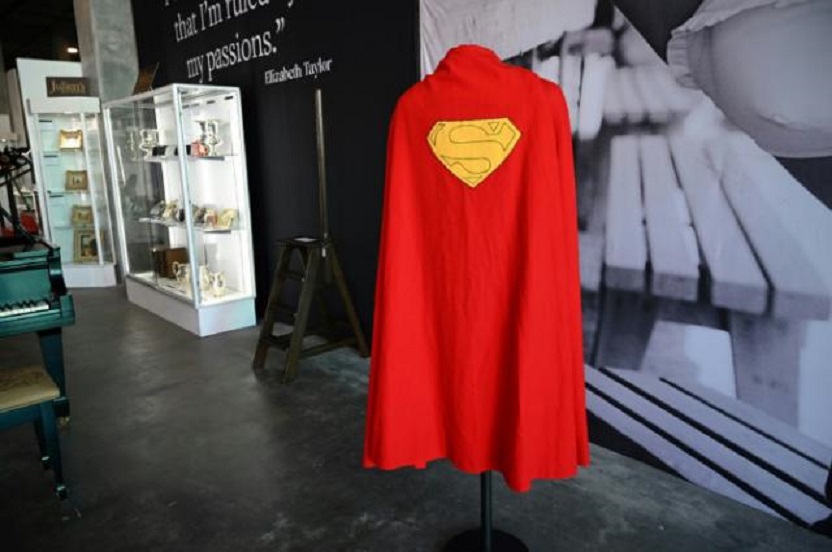 Una de las seis capas del filme Superman de Christophe Reeve fue subastada por 193.750 dólares.