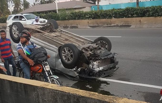 Vehículo accidentado en la autopista Las Américas.(Foto: Web de Tráfico Expreso)
