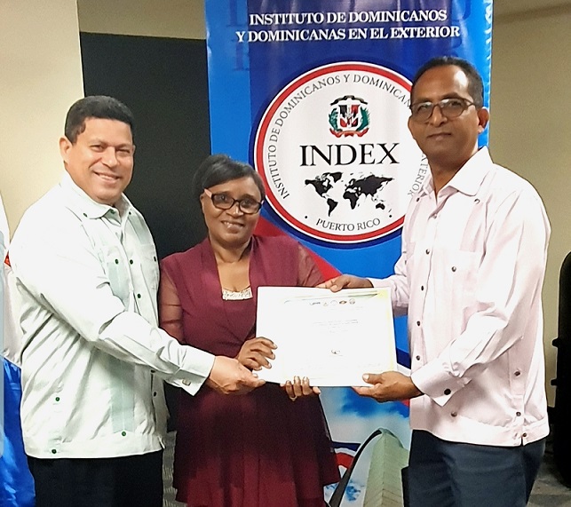 El cónsul Franklín Grullón y el director del INDEX-PR, Adalberto Bejarán entregan certificado de graduación. (Foto: externa)