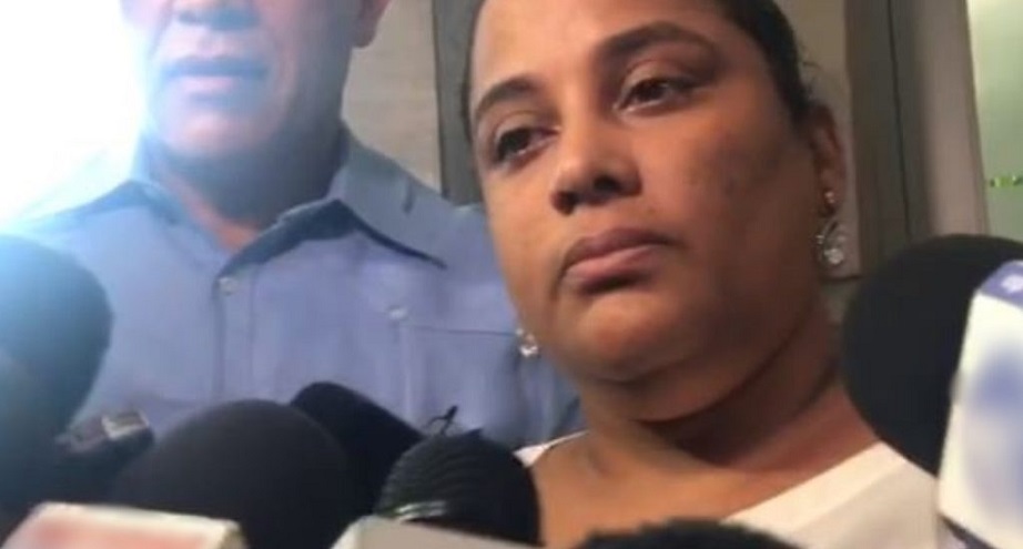 La exfiscal Carmen Lisset Núñez Peña entrevistada por la prensa.