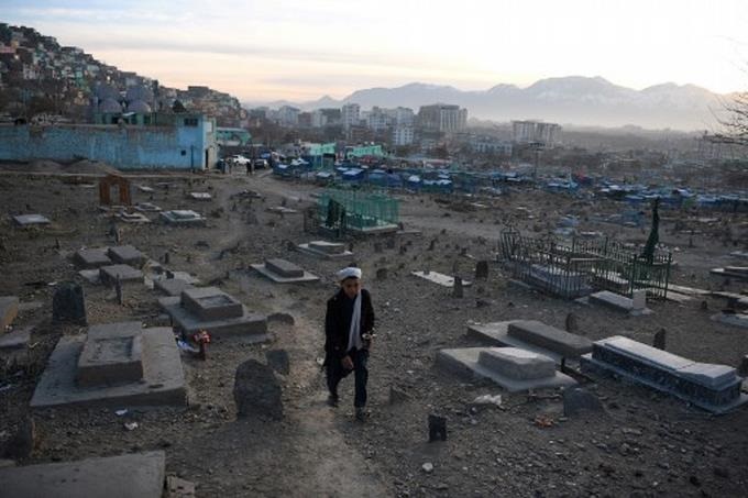 Niño Afgano atravesando un cementerio en Kabul.(Foto: AFP)