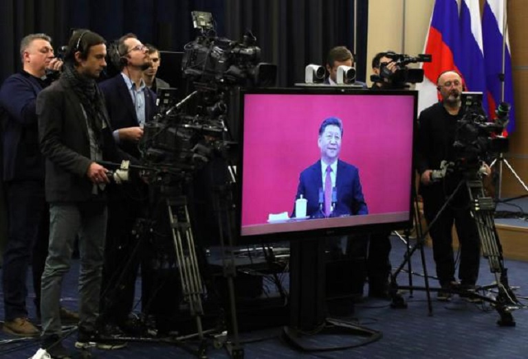 Una pantalla muestra al presidente chino Xi Jinping en la ceremonia de inauguración del gasoducto siberiano. (Foto: EFE/EPA/MICHAEL KLIMENTYEV / SPUTNIK / KREMLIN POOL)