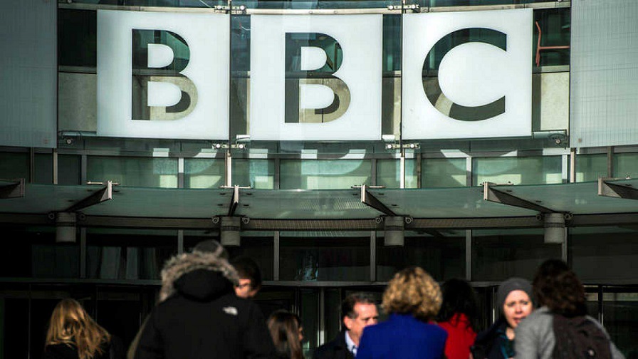Acusada de parcialidad, la BBC ve peligrar su financiación.
