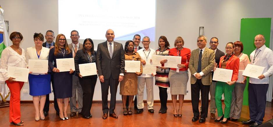 Los 13 colaboradores de la DGA reconocidos en el Día Internacional de las Aduanas. (Foto: externa)