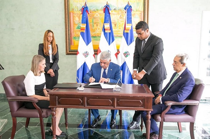 El canciller Miguel Vargas, firma como testigo de honor del acuerdo rubricado por el presidente de ADOEXPO, Luis Concepción y la decana del CC, Clara Reid.(Foto: externa)