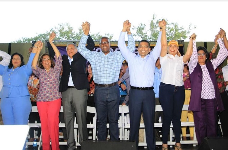 Alcalde Alfredo Martínez junto a otros dirigentes políticos en actividad dando a poyo a candidato a esa misma posición por SDE.(Foto: externa)