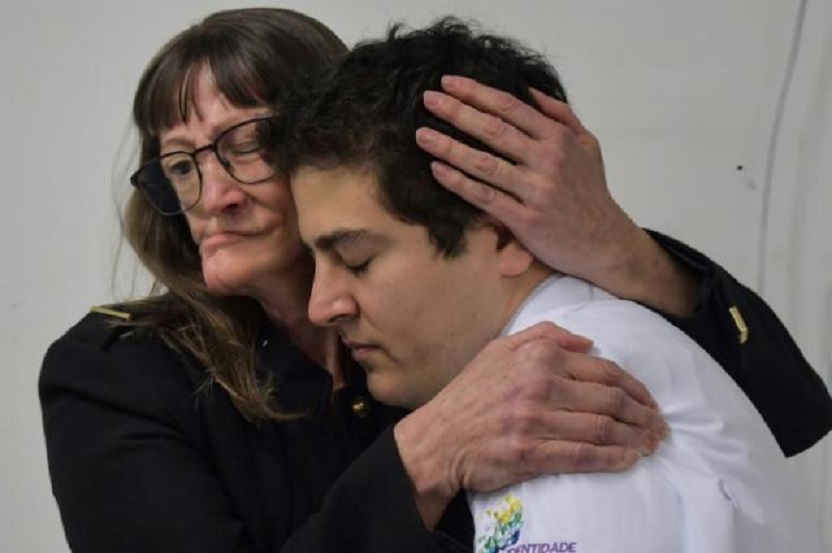 La brasileña Denise Vicentin abraza al doctor Rodrigo Salazar-Gamarra luego de que le implantara una prótesis ocular en Sao Paulo, el 3 de diciembre de 2019.