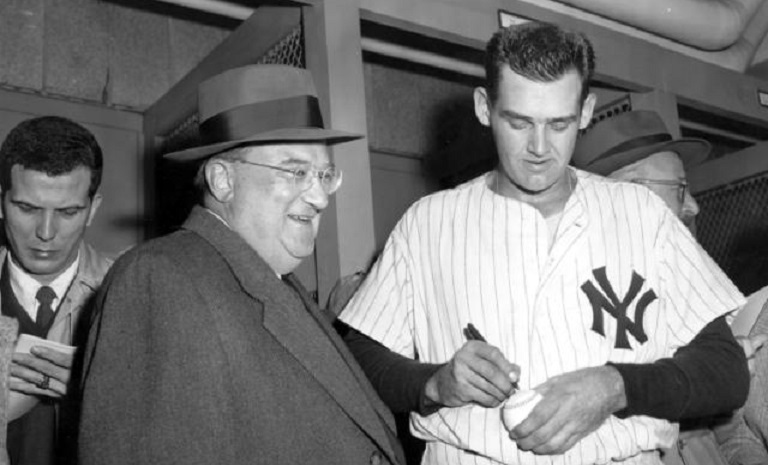 Don Larsen firma una pelota para el manager de los Dodgers Walter. (Foto: AP)