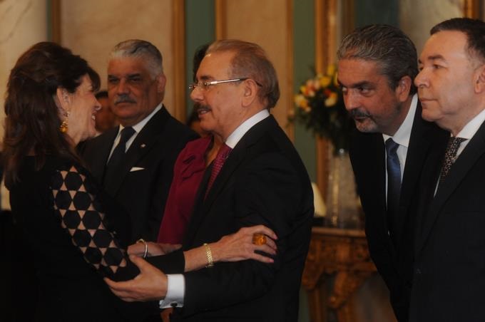 Presidente de la República Dominicana Danilo Medina saludando a la embajadora de Estados Unidos Robin Bernstein.(Foto: externa)