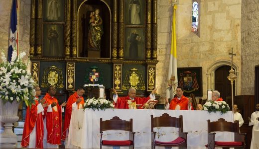 Monseñor Francisco Ozoria Acosta oficia la Misa Rosa durante la celebración del Día del Poder Judicial. (Foto: externa)
