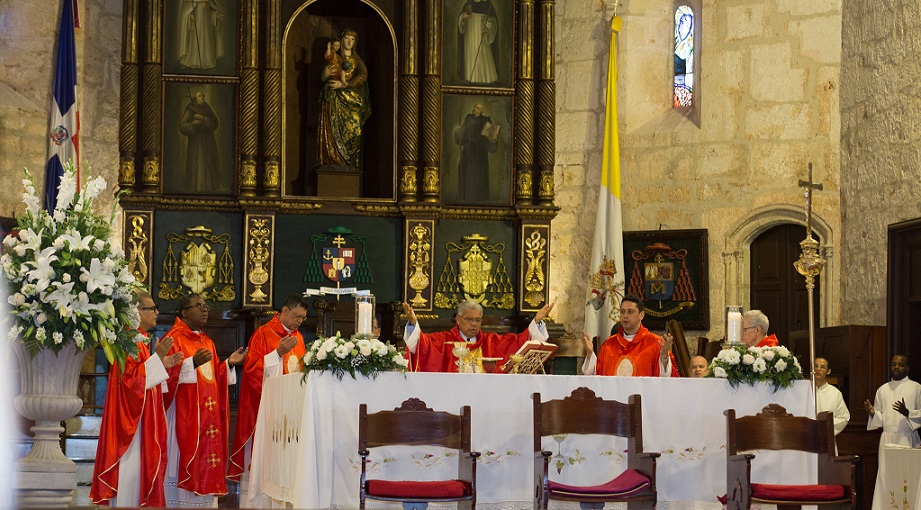 Monseñor Francisco Ozoria Acosta oficia la Misa Rosa durante la celebración del Día del Poder Judicial. (Foto: externa)