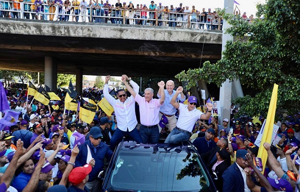Gonzalo Castillo candidato presidencial del PLD, junto a seguidores en caravana por la provincia de Santiago.(Foto: externa)