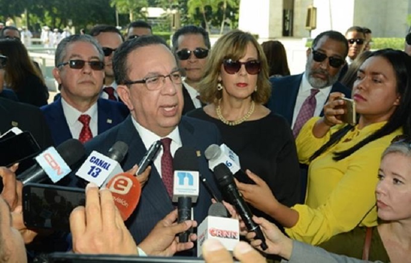 Héctor Valdez Albuizu, gobernador del Banco Central, ofrece declaraciones en el Altar de la Patria. (Foto: externa)