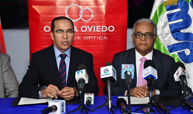 El presidente de Óptica Oviedo, Juan Oviedo Beltré y ministro de Salud Pública, Rafael Sánchez Cárdenas durante rueda de prensa. (Foto: externa)