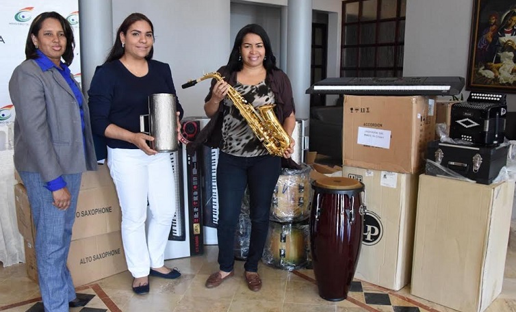 La directora de la Escuela Elemental Elila Mena, Beckyrene Pérez, recibe los instrumentos de Sorayda Isabel Veras, Encargada de Almacén y Suministro. (Foto: externa)