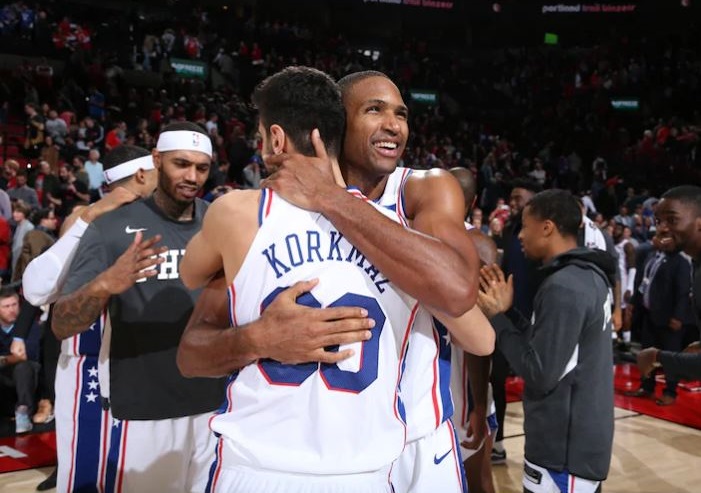 Furkam Korkmaz y Al Horford dandoce un abrazo luego de la victoria de los 76ers.(Foto: Gettyimagenes NBA)