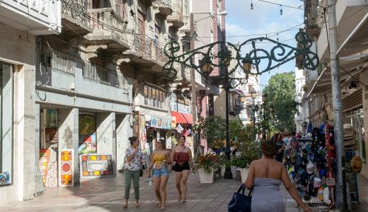 Turistas y lugareños convergen en la calle El Conde, bordeada de boutiques, restaurantes y vendedores de arte y joyas hechas a mano.(Foto: Ricardo Piantini para The New York Times)