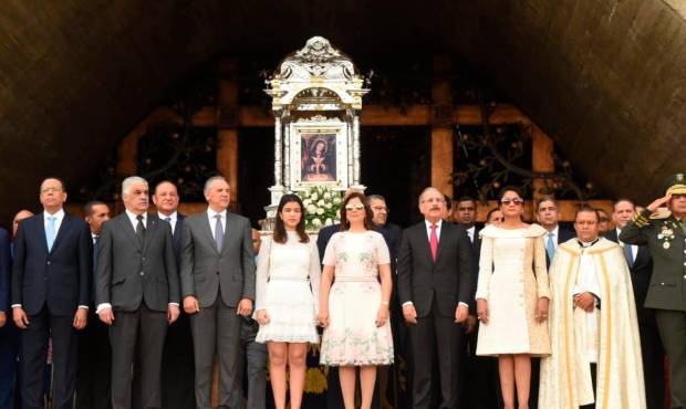 Presidente Danilo Medina y la primera Dama Cándida de Montilla, junto a personalidades de la política en el Día de la Virgen de la Altagracia. (Foto: DL)