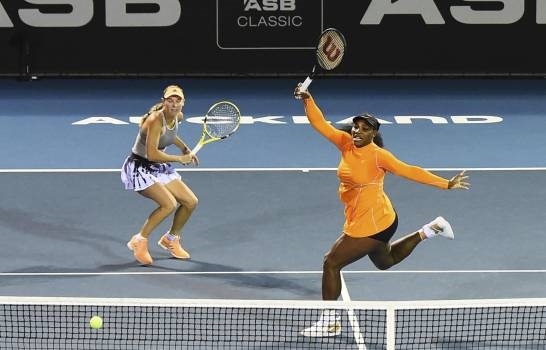 Serena Williams (derecha) y Caroline Wozniacki durante su partido contra Kirsten Flipkens y Alison Van Uytvanck en el torneo ASB Classic.(Foto: Chris Symes/Photosport vía AP )