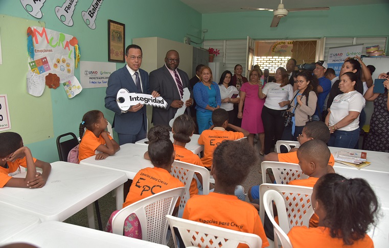 El ministro de Educación Antonio Peña Mirabal y el director de USAID durante recorrido en escuelas. (Foto: externa)