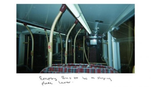 "Un autobús vacío es un sitio para dormir más tarde", dice una foto que tomó Sunny.