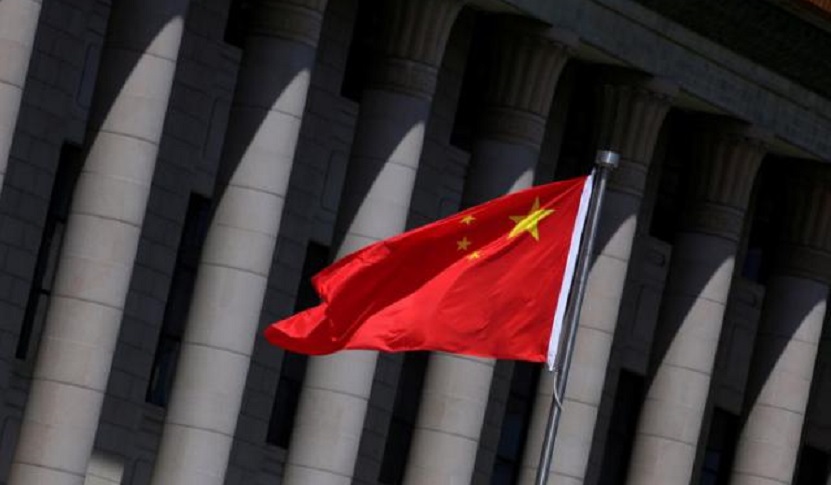 Una bandera china ondea frente al Gran Salón del Pueblo en Pekín, China.