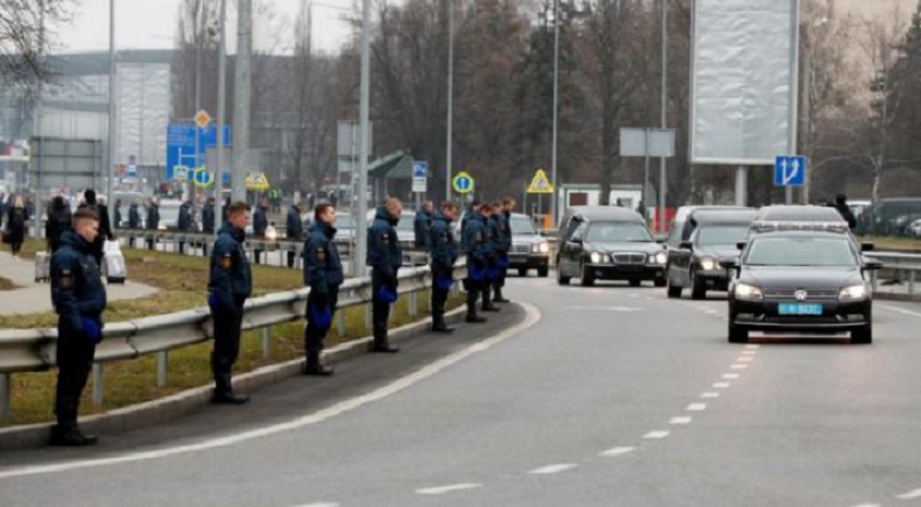 Una caravana de coches fúnebres traslada los cuerpos de las víctimas ucranianas en las afueras de Kiev, Ucrania.
