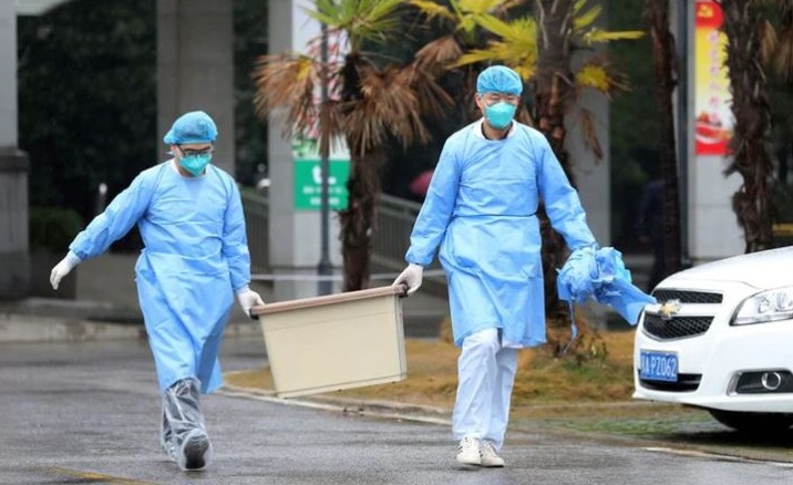 El equipo médico lleva una caja mientras camina hacia el hospital Jinyintan, donde hay pacientes con neumonía causada por la nueva cepa de coronavirus bajo tratamiento, en Wuhan. (Foto: Reuters)