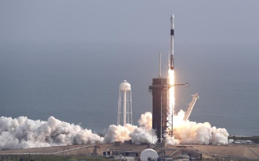 Un cohete Falcon 9 de SpaceX despega durante un vuelo de prueba para demostrar el sistema de escape de emergencia de la cápsula, en el Centro Espacial Kennedy, en Cabo Cañaveral. (Foto: AP/John Raoux)