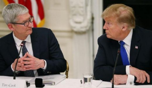  El presidente de los Estados Unidos Donald Trump y el director ejecutivo de Apple, Tim Cook, hablan en una reunión de la Junta Asesora de Políticas Laborales Estadounidense. (Foto: Reuters/Leah Millis)