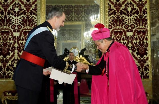 El rey Felipe VI recibe las cartas credenciales del nuevo nuncio apostólico en España de la Santa Sede, monseñor Bernardito Cleopas Auza en el Palacio Real. (Foto: EFE/Zipi)