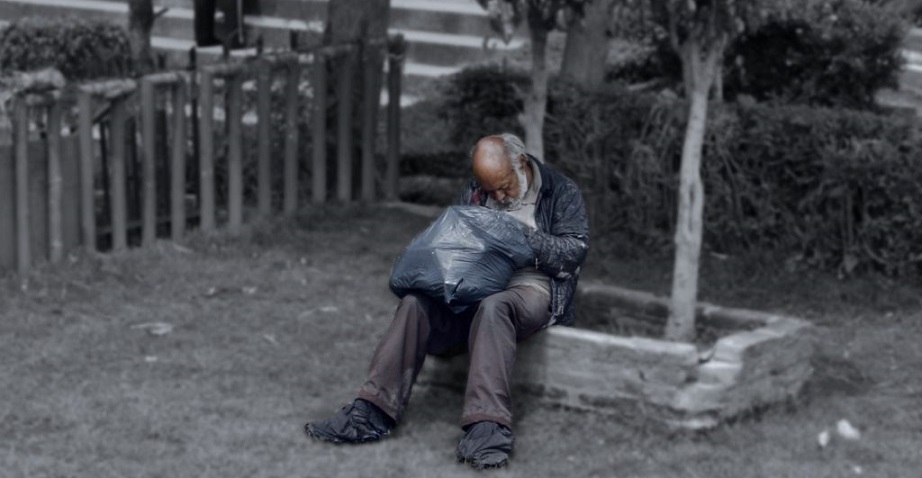 Un adulto mayor indigente descansa en una de las calles de Santo Domingo.