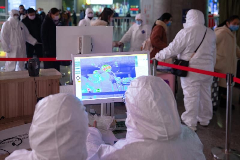 Un equipo médico utiliza una imagen térmica para chequera la temperatura de los pasajeros en la estación en Nanjing, en la provincia de Jiangsu, China. (Foto: EFE/EPA/Su Yang)