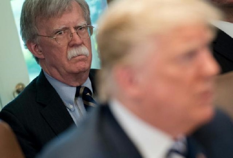 El exasesor de seguridad nacional John Bolton (izq) y el presidente de Estados Unidos, Donald Trump, en una imagen de archivo.