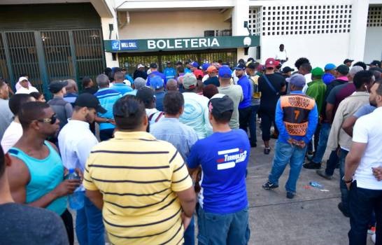 Fanáticos de Águilas y Licey hacen largas filas en la botería del Estadio Quisqueya para juego de hoy.(Foto: externa)