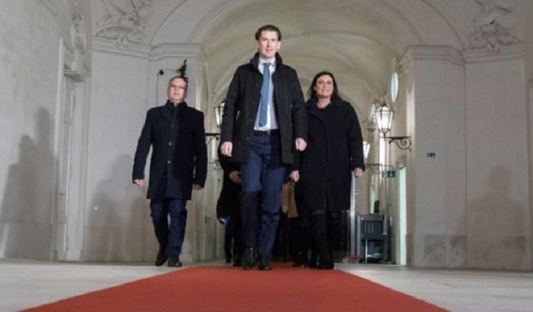 El líder del partido conservador austriaco OVP, Sebastian Kurz (c), llega a la última ronda de negociaciones de coalición con los Verdes el 1 de enero de 2020 en Viena.