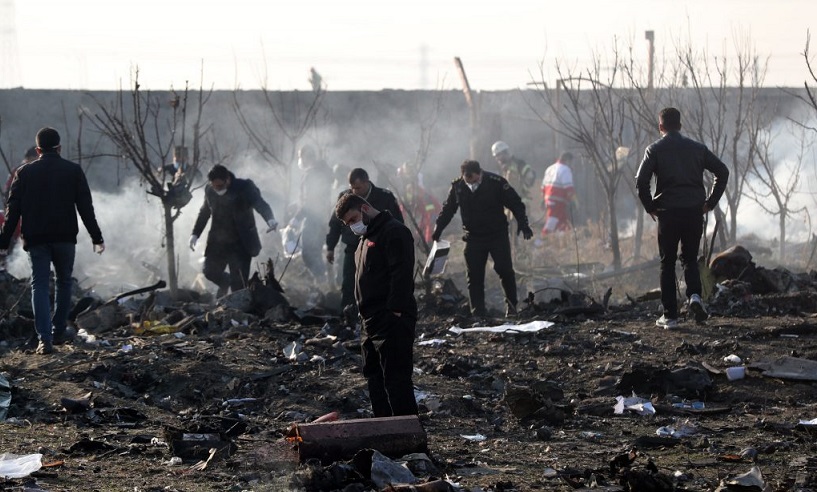 Oficiales buscan víctimas del avión estrellado en Teherán.(Foto: EFE/EPA/Abedin Taherkenareh)