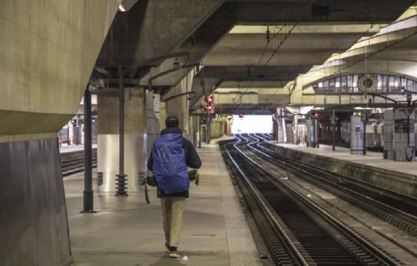 Un pasajero camina por un andén vacío en la estación de tren Montparnasse en el 29no día consecutivo de huelga en el sector, en París, el 2 de enero de 2020. (AP Foto/Michel Euler)