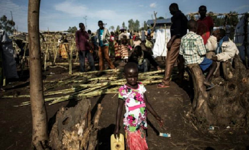 Un grupo de personas desplazadas por el conflicto entre los pueblos lendu y hema, en Bunia (República Democrática del Congo).