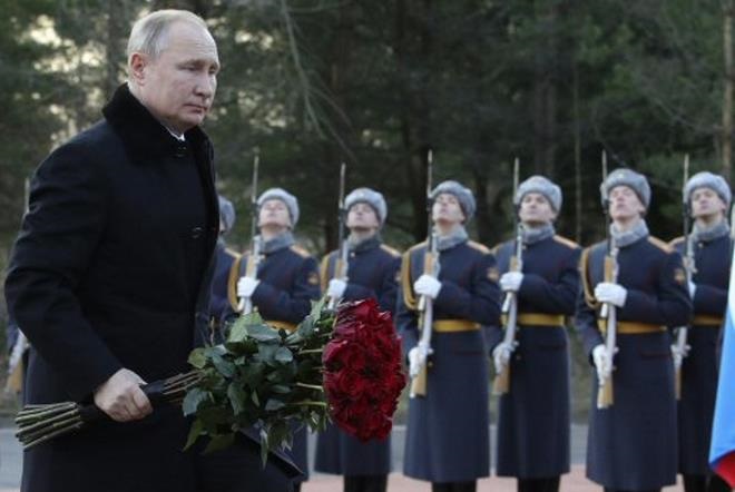 Vladimir Putin presidente de Rusia durante la ceremonia de conmemoración de las vidas perdidas durante la Segunda Guerra Mundial. (Foto: AP)