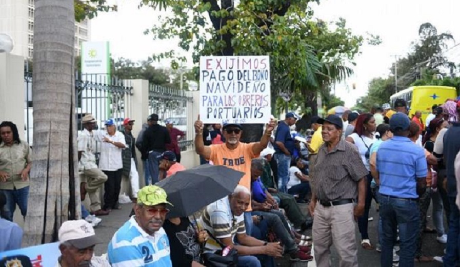 Parte de los protestantes ubicados frente al Ministerio de Hacienda. (Foto: Raúl Asencio/LD)