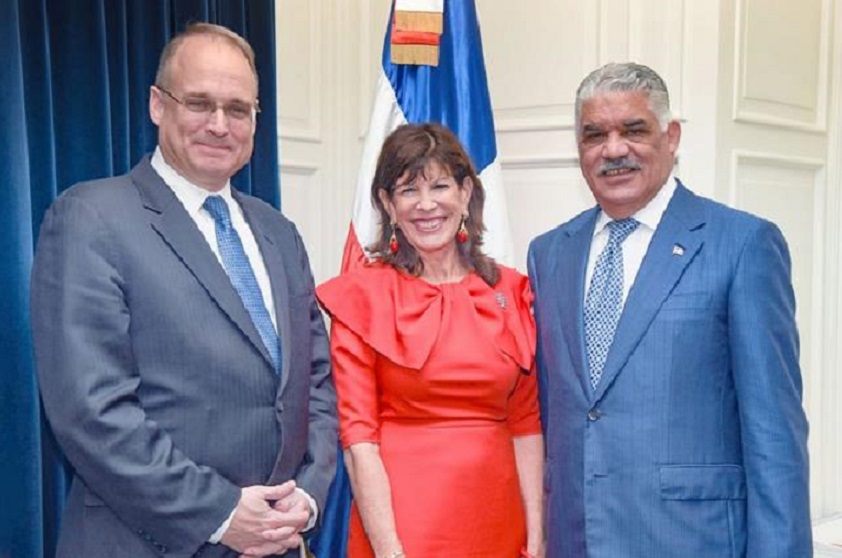 El subsecretario del Tesoro, Marshall Billingslea, junto a la embajadora de Estados Unidos en la República Dominicana, Robin Bernstein y el canciller Miguel Vargas Maldonado.