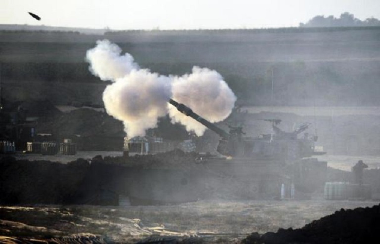 Un tanque dispara un proyectil desde el sur de Israel hacia la franja de Gaza. (Foto: EFE/Jim Hollander)