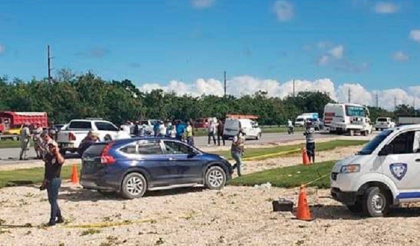El vehículo azul en donde fueron hallados los dos cuerpos. (FOTO: Franklin Cordero/DL)