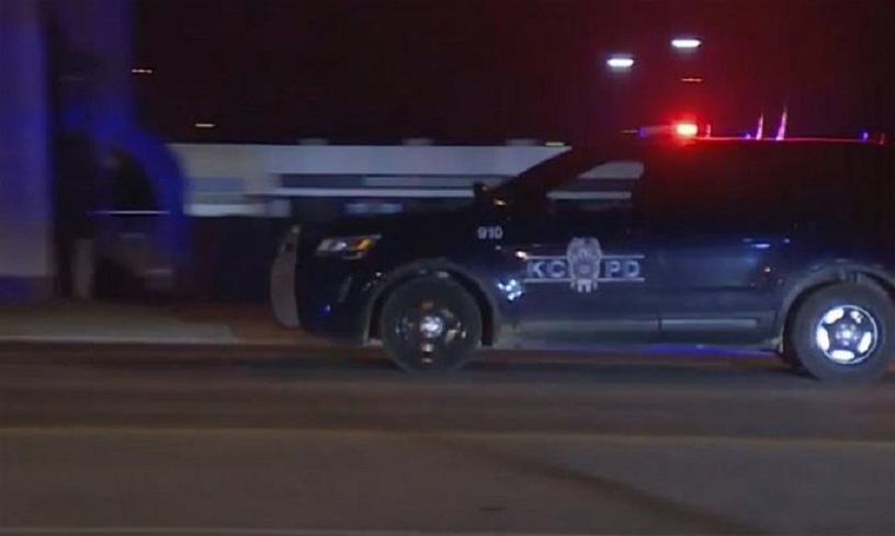 Imagen tomada de un video de un vehículo policial pasa con sirenas cerca de la escena de un tiroteo, en Kansas City. (Foto: AP)