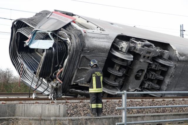 Un bombero inspecciona un vagón de un tren descarrilado en el Norte de Italia, el 6 de febrero de 2020. (AP Foto/Antonio Calanni)