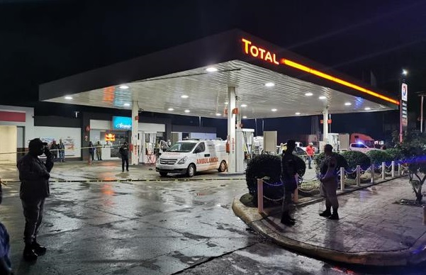 Estación de gasolina Total, ubicada en la avenida Venezuela esquina autopista Las Américas del municipio Santo Domino Este, donde ocurrió el crimen. (Foto: externa)