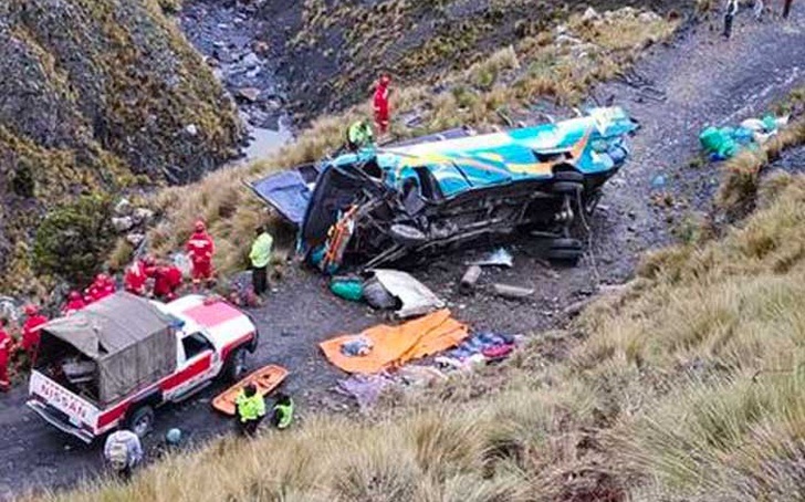 Autobús de pasajeros cae por barranco en Bolivia.