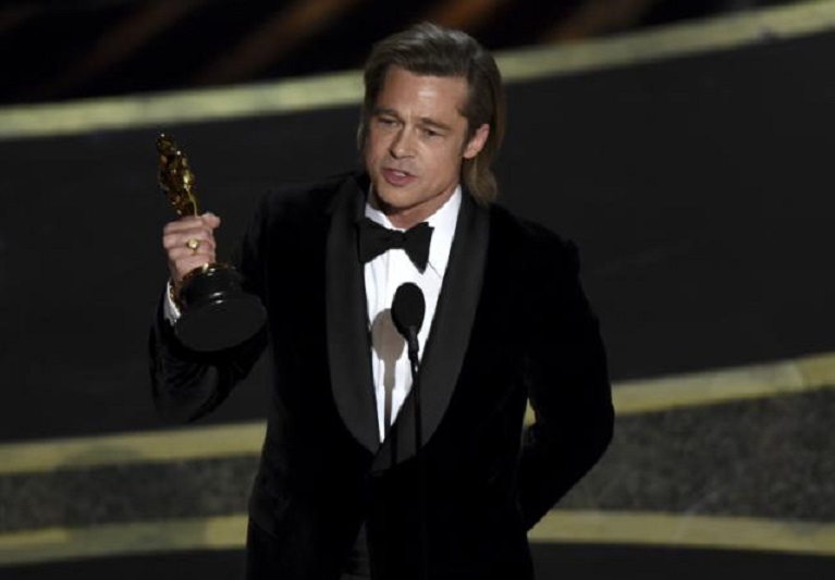 Brad Pitt recibe el premio a mejor actor de reparto por Once Upon a Time in Hollywood; en los Oscar en el Teatro Dolby, en Los Ángeles. (Foto AP/Chris Pizzello)