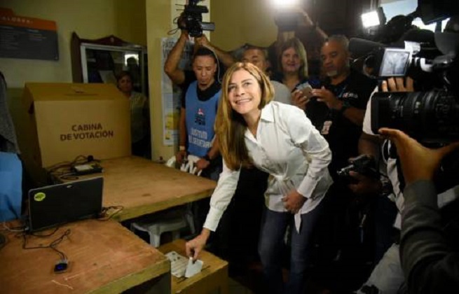 Carolina Mejía al momento de votar. (Foto: Francesco Sportono/DL)